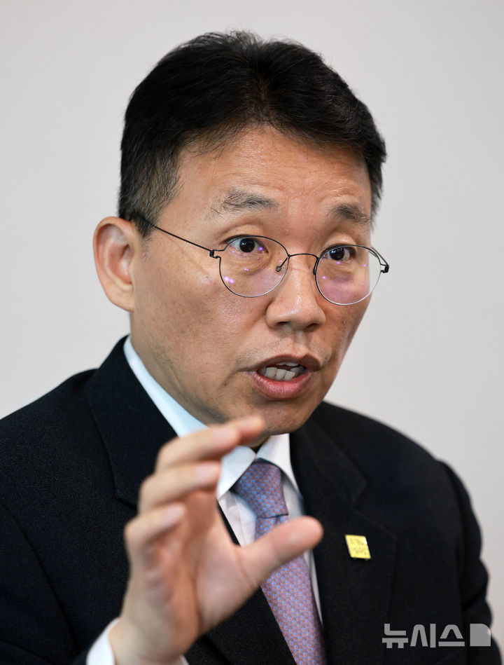 [서울=뉴시스] 고범준 기자 = 정익중 아동권리보장원 원장이 8일 서울 중구 아동권리보장원에서 뉴시스와 인터뷰를 하고 있다. 2025.04.09. bjko@newsis.com