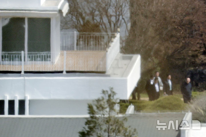 [서울=뉴시스] 최동준 기자 = 윤석열(오른쪽) 전 대통령이 8일 서울 한남동 관저에서 오가고 있다. 2025.04.08. photocdj@newsis.com