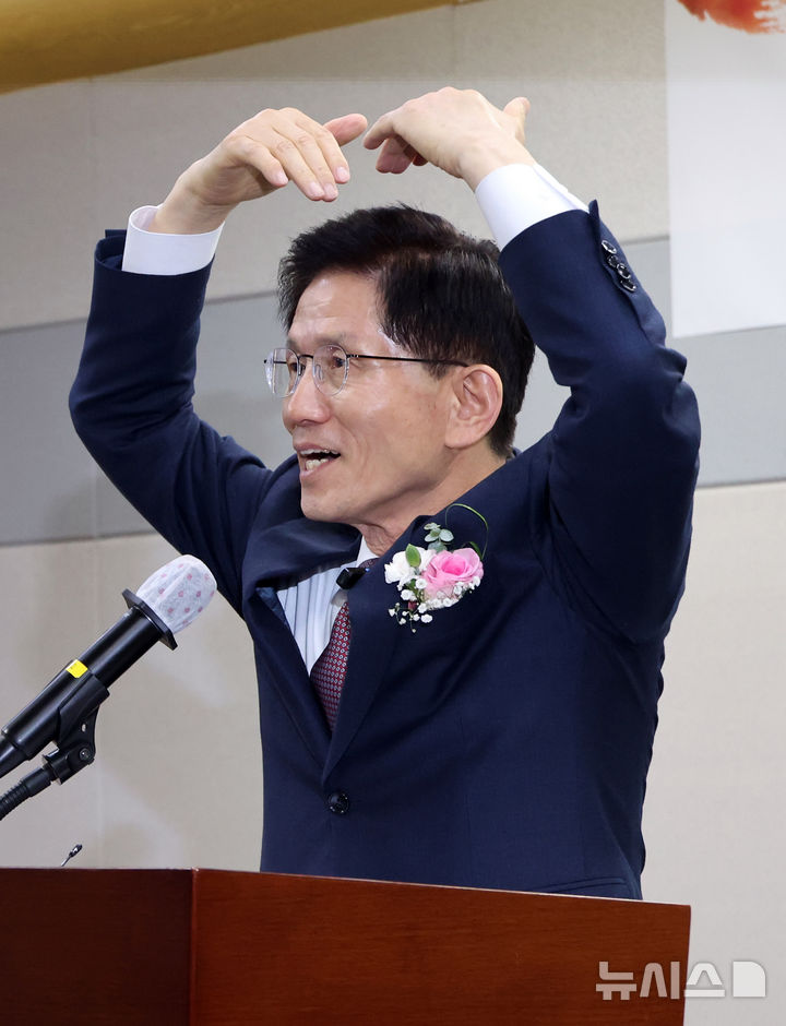 [세종=뉴시스] 강종민 기자 = 김문수 고용노동부 장관이 8일 세종시 정부세종청사에서 열린 이임식에서 직원들을 향해 감사의 하트를 만들고 있다. 2025.04.08. ppkjm@newsis.com