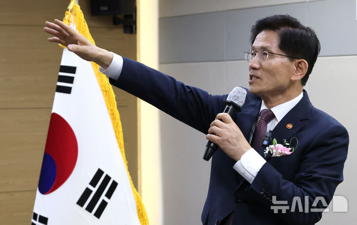 [세종=뉴시스] 강종민 기자 = 김문수 고용노동부 장관이 8일 세종시 정부세종청사에서 열린 이임식에서 직원들을 향해 손짓하고 있다. 2025.04.08. ppkjm@newsis.com