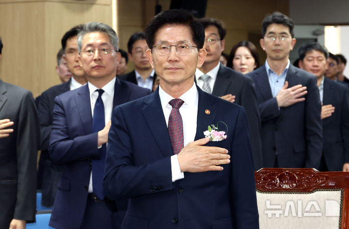 [세종=뉴시스] 강종민 기자 = 김문수 고용노동부 장관이 8일 세종시 정부세종청사에서 열린 이임식에서 국민의례를 하고 있다. 2025.04.08. ppkjm@newsis.com