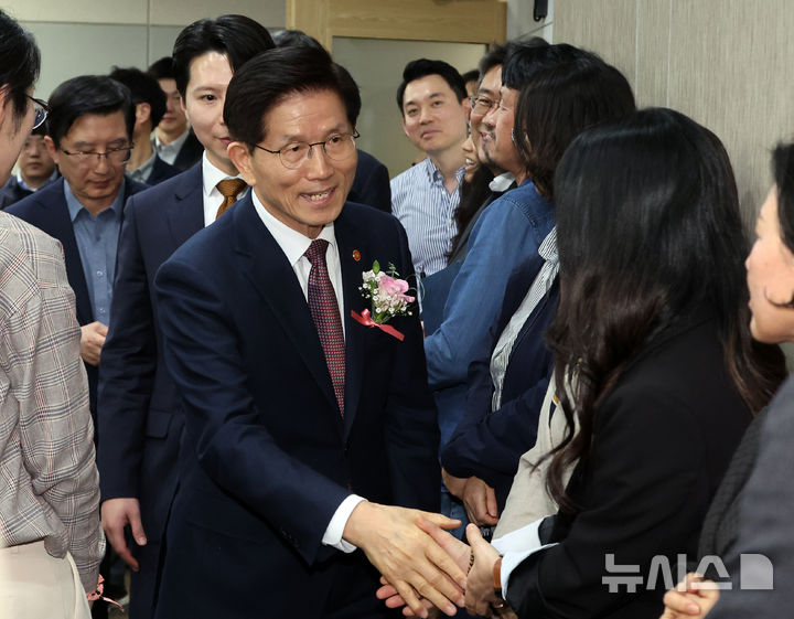 [세종=뉴시스] 강종민 기자 = 김문수 고용노동부 장관이 8일 세종시 정부세종청사에서 열린 이임식에서 직원들과 악수하고 있다. 2025.04.08. ppkjm@newsis.com