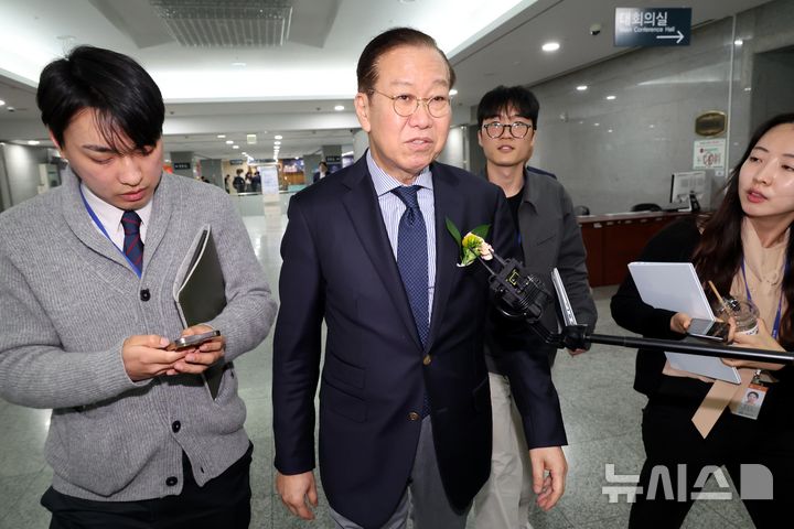 [서울=뉴시스] 조성봉 기자= 권영세 국민의힘 비상대책위원장이 8일 오후 서울 여의도 국회 의원회관에서 ‘한덕수 대통령 권한대행의 마은혁 헌법재판소 재판관 후보자 임명’ 관련 취재진의 질문에 답변하고 있다. 2025.04.08. suncho21@newsis.com