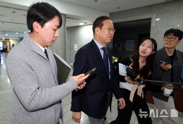 [서울=뉴시스] 조성봉 기자= 권영세 국민의힘 비상대책위원장이 8일 오후 서울 여의도 국회 의원회관에서 ‘한덕수 대통령 권한대행의 마은혁 헌법재판소 재판관 후보자 임명’ 관련 취재진의 질문에 답변하고 있다. 2025.04.08. suncho21@newsis.com