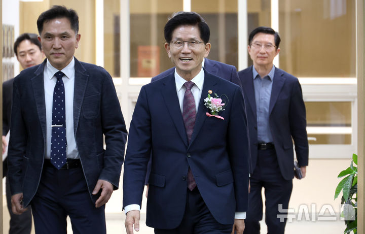 [세종=뉴시스] 강종민 기자 = 김문수 고용노동부 장관이 8일 세종시 정부세종청사에서 열린 이임식에 입장하고 있다. 2025.04.08. ppkjm@newsis.com