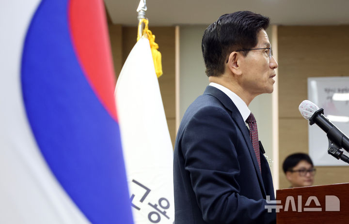 [세종=뉴시스] 강종민 기자 = 김문수 고용노동부 장관이 8일 세종시 정부세종청사에서 열린 이임식에서 이임사를 하고 있다. 2025.04.08. ppkjm@newsis.com