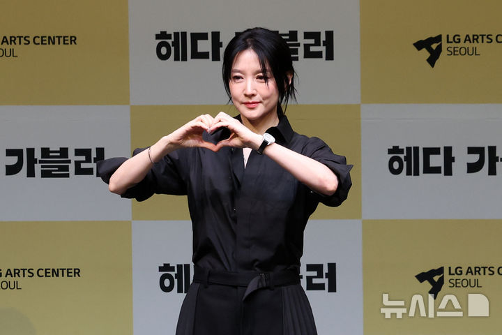 [서울=뉴시스] 박진희 기자 = 연극 '헤다 가블러' 주연 배우 이영애가 8일 서울 강서구 LG아트센터에서 기자간담회를 하고 있다. 2025.04.08. pak7130@newsis.com