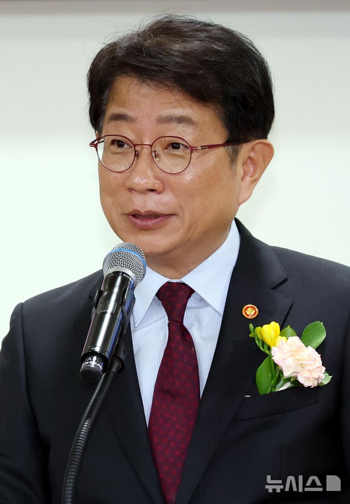 [서울=뉴시스] 조성봉 기자= 박상우 국토교통부 장관이 8일 오후 서울 여의도 국회 의원회관 소회의실에서 열린 교통안전 비전제로 선포식에서 축사를 하고 있다. 2025.04.08. suncho21@newsis.com