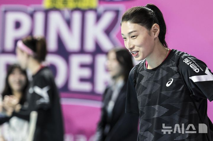 [인천=뉴시스] 정병혁 기자 = 8일 인천 부평구 삼산월드체육관에서 열린 2024-2025 V-리그 여자부 챔피언결정전(5전 3선승제) 5차전 흥국생명 핑크스파이더스와 정관장 레드스파크스의 경기를 앞두고 김연경이 경기장에 들어서고 있다. 2025.04.08. jhope@newsis.com