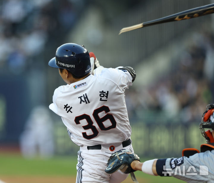 [서울=뉴시스] 고범준 기자 = 8일 서울 송파구 잠실야구장에서 열린 2025 KBO리그 한화 이글스와 두산 베어스의 경기, 1회말 무사 2루 두산 추재현이 타격 중 배트가 부러지고 있다. 2025.04.08. bjko@newsis.com