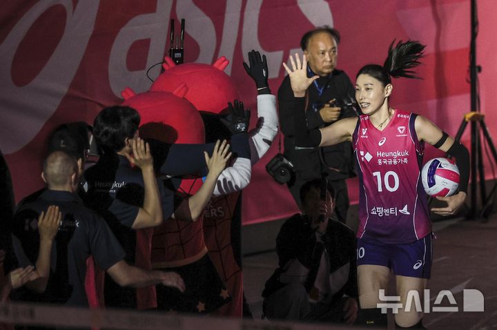 [인천=뉴시스] 정병혁 기자 = 8일 인천 부평구 삼산월드체육관에서 열린 2024-2025 V-리그 여자부 챔피언결정전(5전 3선승제) 5차전 흥국생명 핑크스파이더스와 정관장 레드스파크스의 경기, 흥국생명 김연경이 경기장으로 들어오고 있다. 2025.04.08. jhope@newsis.com