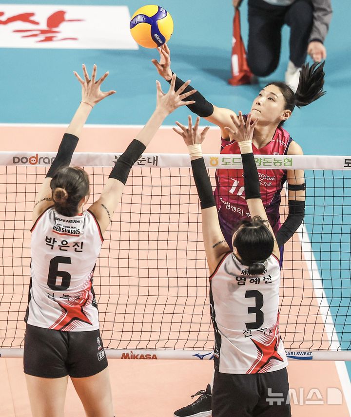 [인천=뉴시스] 정병혁 기자 = 8일 인천 부평구 삼산월드체육관에서 열린 2024-2025 V-리그 여자부 챔피언결정전(5전 3선승제) 5차전 흥국생명 핑크스파이더스와 정관장 레드스파크스의 경기, 흥국생명 김연경이 공격을 하고 있다.2025.04.08. jhope@newsis.com