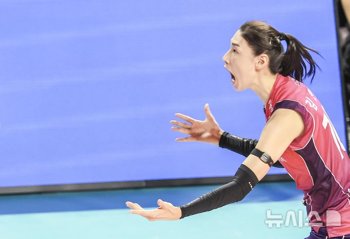 [인천=뉴시스] 정병혁 기자 = 8일 인천 부평구 삼산월드체육관에서 열린 2024-2025 V-리그 여자부 챔피언결정전(5전 3선승제) 5차전 흥국생명 핑크스파이더스와 정관장 레드스파크스의 경기, 흥국생명 김연경이 공격에 성공하자 포효하고 있다. 2025.04.08. jhope@newsis.com