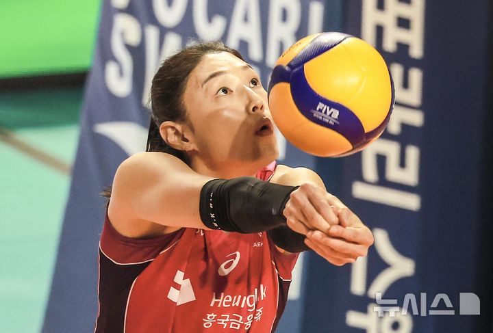 [인천=뉴시스] 정병혁 기자 = 8일 인천 부평구 삼산월드체육관에서 열린 2024-2025 V-리그 여자부 챔피언결정전(5전 3선승제) 5차전 흥국생명 핑크스파이더스와 정관장 레드스파크스의 경기, 흥국생명 김연경이 수비를 하고 있다. 2025.04.08. jhope@newsis.com