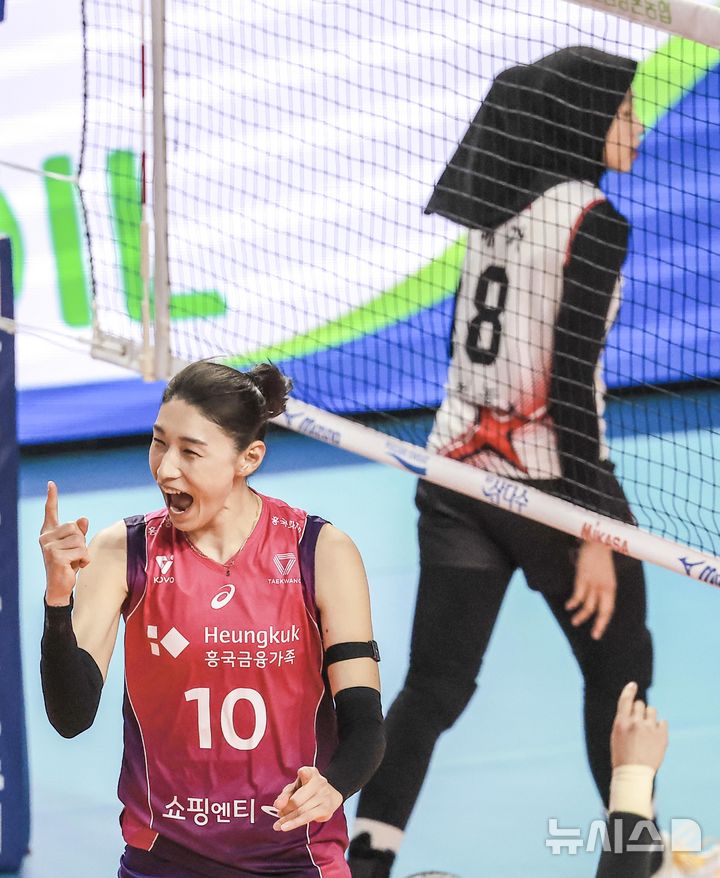 [인천=뉴시스] 정병혁 기자 = 8일 인천 부평구 삼산월드체육관에서 열린 2024-2025 V-리그 여자부 챔피언결정전(5전 3선승제) 5차전 흥국생명 핑크스파이더스와 정관장 레드스파크스의 경기, 흥국생명 김연경이 공격에 성공한 뒤 기뻐하고 있다. 오른쪽은 정관장 메가.2025.04.08. jhope@newsis.com