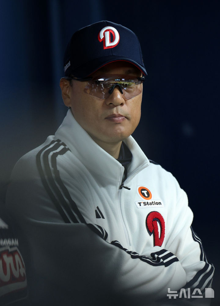 [서울=뉴시스] 고범준 기자 = 지난 4월8일 서울 송파구 잠실야구장에서 열린 2025 KBO리그 한화 이글스와 두산 베어스의 경기, 두산 이승엽 감독이 선수들을 지켜보고 있다. 2025.04.08. bjko@newsis.com