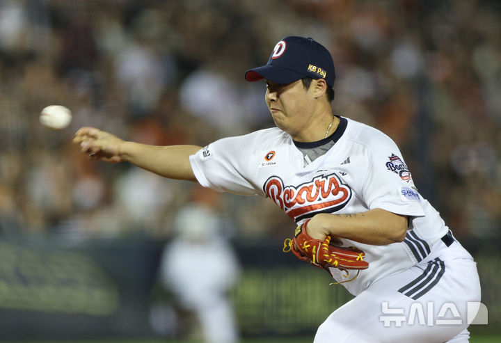 [서울=뉴시스] 고범준 기자 = 8일 서울 송파구 잠실야구장에서 열린 2025 KBO리그 한화 이글스와 두산 베어스의 경기, 7회초 두산 박치국이 역투하고 있다. 2025.04.08. bjko@newsis.com