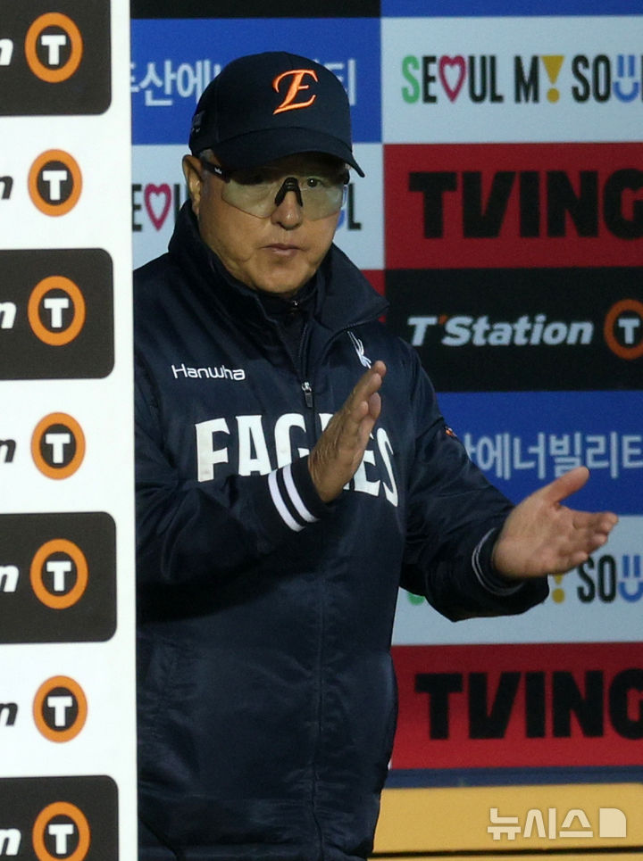 [서울=뉴시스] 고범준 기자 = 8일 서울 송파구 잠실야구장에서 열린 2025 KBO리그 한화 이글스와 두산 베어스의 경기, 한화 김경문 감독이 선수들에게 박수를 보내고 있다. 2025.04.08. bjko@newsis.com