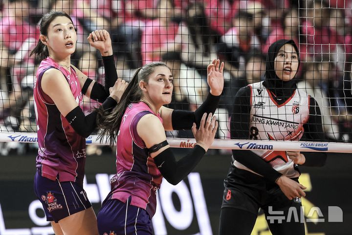 [인천=뉴시스] 정병혁 기자 = 지난 8일 인천 부평구 삼산월드체육관에서 열린 2024-2025 V-리그 여자부 챔피언결정전(5전 3선승제) 5차전 흥국생명 핑크스파이더스와 정관장 레드스파크스의 경기, 흥국생명 김연경과 피치가 공을 바라보고 있다. 2025.04.08. jhope@newsis.com