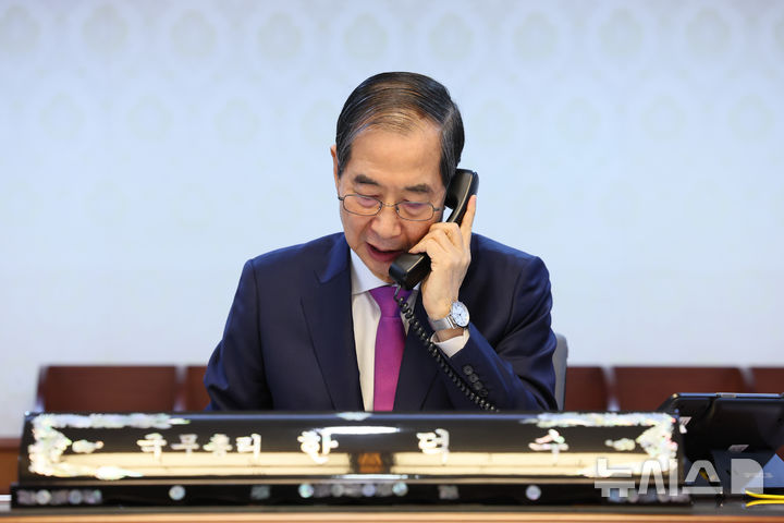 [서울=뉴시스] 조수정 기자 = 한덕수 대통령 권한대행 국무총리가 지난 8일 정부서울청사에서 도널드 트럼프 미국 대통령과 통화하고 있다. (사진=국무총리실 제공) 2025.04.08. chocrystal@newsis.com