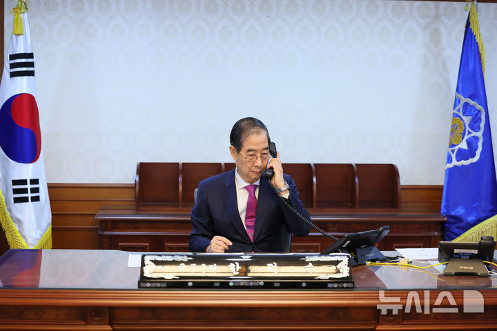 [서울=뉴시스] 조수정 기자 = 한덕수 대통령 권한대행 국무총리가 8일 정부서울청사에서 도널드 트럼프 미국 대통령과 통화하고 있다. (사진=국무총리실 제공) 2025.04.08. chocrystal@newsis.com
