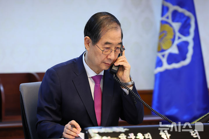 [서울=뉴시스] 조수정 기자 = 한덕수 대통령 권한대행 국무총리가 8일 정부서울청사에서 도널드 트럼프 미국 대통령과 통화하고 있다. (사진=국무총리실 제공) 2025.04.08. chocrystal@newsis.com