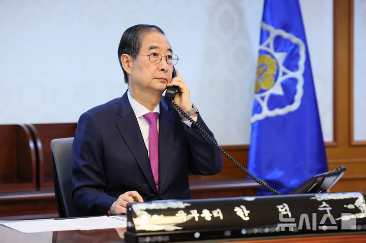 [서울=뉴시스] 조수정 기자 = 한덕수 대통령 권한대행 국무총리가 8일 정부서울청사에서 도널드 트럼프 미국 대통령과 통화하고 있다. (사진=국무총리실 제공) 2025.04.08. chocrystal@newsis.com