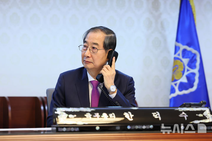 [서울=뉴시스] 조수정 기자 = 한덕수 대통령 권한대행 국무총리가 8일 정부서울청사에서 도널드 트럼프 미국 대통령과 통화하고 있다. (사진=국무총리실 제공) 2025.04.08. chocrystal@newsis.com