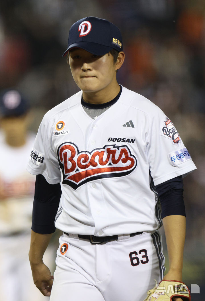 [서울=뉴시스] 고범준 기자 = 8일 서울 송파구 잠실야구장에서 열린 2025 KBO리그 한화 이글스와 두산 베어스의 경기, 연장 10회초를 마친 두산 김택연이 덕아웃을 향하고 있다. 2025.04.08. bjko@newsis.com