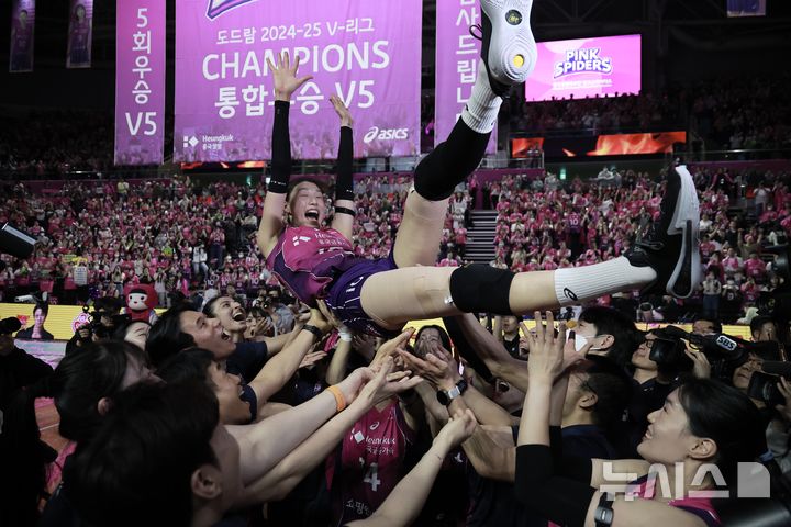 [인천=뉴시스] 정병혁 기자 = 8일 인천 부평구 삼산월드체육관에서 열린 2024-2025 V-리그 여자부 챔피언결정전(5전 3선승제) 5차전 흥국생명 핑크스파이더스와 정관장 레드스파크스의 경기에서 흥국생명이 승리해 통합 우승을 차지한 흥국생명 김연경이 동료들로부터 헹가래를 받고 있다. 2025.04.08. jhope@newsis.com