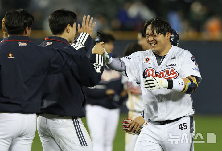 [서울=뉴시스] 고범준 기자 = 8일 서울 송파구 잠실야구장에서 열린 2025 KBO리그 한화 이글스와 두산 베어스의 경기, 연장 11회말 2사 만루 두산 김기연이 끝내기 안타를 치고 동료들의 축하를 받고 있다. 2025.04.08. bjko@newsis.com