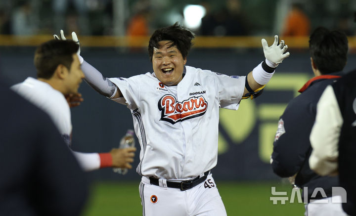 [서울=뉴시스] 고범준 기자 = 8일 서울 송파구 잠실야구장에서 열린 2025 KBO리그 한화 이글스와 두산 베어스의 경기, 연장 11회말 2사 만루 두산 김기연이 끝내기 안타를 치고 동료들의 축하를 받고 있다. 2025.04.08. bjko@newsis.com