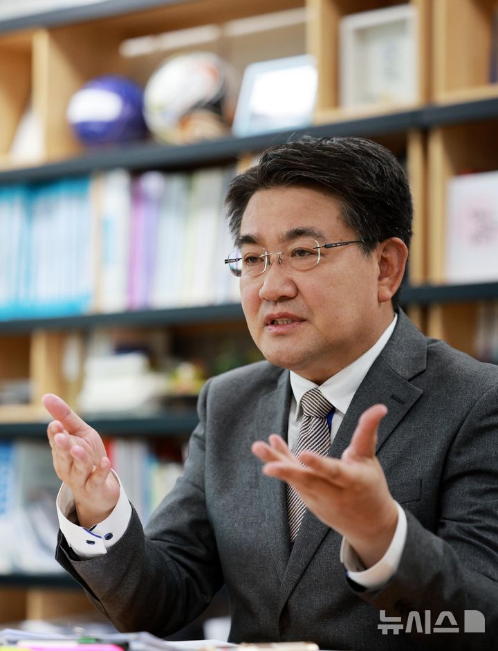 [서울=뉴시스] 고범준 기자 = 오승록 노원구청장이 8일 서울 노원구 노원구청에서 뉴시스와 인터뷰를 하고 있다. 2025.04.14. bjko@newsis.com
