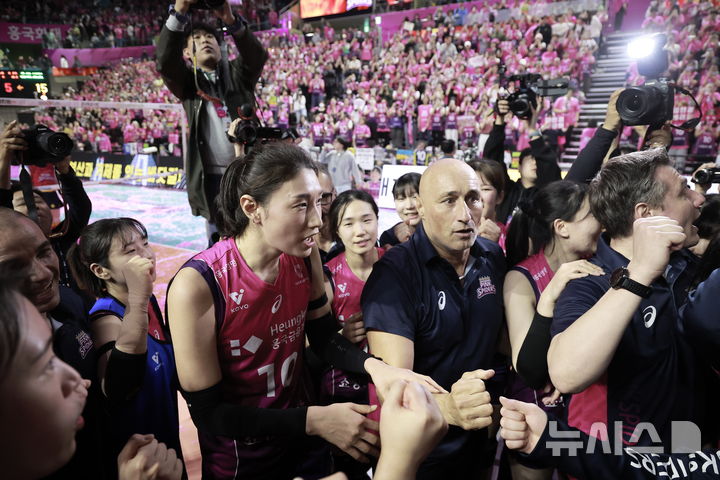 [인천=뉴시스] 정병혁 기자 = 8일 인천 부평구 삼산월드체육관에서 열린 2024-2025 V-리그 여자부 챔피언결정전(5전 3선승제) 5차전 흥국생명 핑크스파이더스와 정관장 레드스파크스의 경기에서 승리해 통합 우승을 차지한 흥국생명 김연경과 아본단자 감독이 기뻐하고 있다. 2025.04.08. jhope@newsis.com
