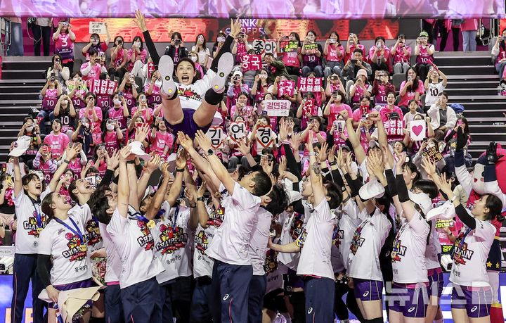 [인천=뉴시스] 정병혁 기자 = 8일 인천 부평구 삼산월드체육관에서 열린 2024-2025 V-리그 여자부 챔피언결정전(5전 3선승제) 5차전 흥국생명 핑크스파이더스와 정관장 레드스파크스의 경기에서 승리해 통합 우승을 차지한 흥국생명 김연경이 동료들에게 헹가래를 받고 있다. 2025.04.08. jhope@newsis.com