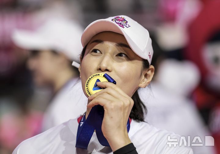 [인천=뉴시스] 정병혁 기자 = 8일 인천 부평구 삼산월드체육관에서 열린 2024-2025 V-리그 여자부 챔피언결정전(5전 3선승제) 5차전 흥국생명 핑크스파이더스와 정관장 레드스파크스의 경기에서 승리해 통합 우승을 차지한 흥국생명 김연경이 메달키스를 하고 있다. 2025.04.08. jhope@newsis.com
