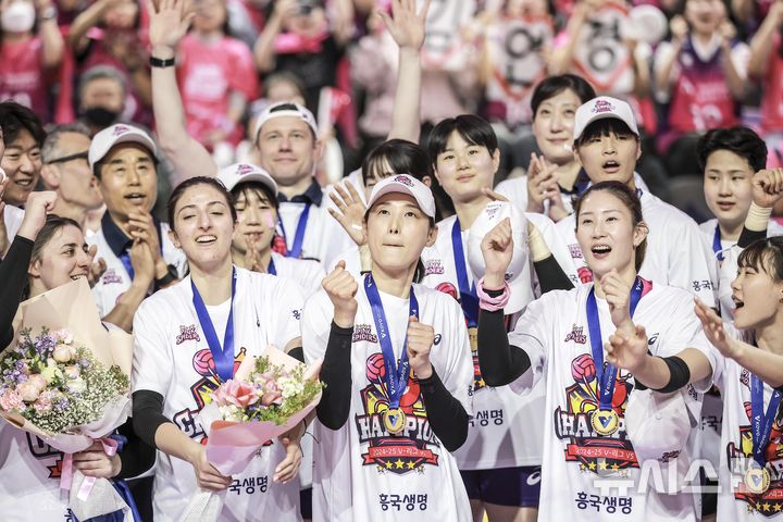 [인천=뉴시스] 정병혁 기자 = 8일 인천 부평구 삼산월드체육관에서 열린 2024-2025 V-리그 여자부 챔피언결정전(5전 3선승제) 5차전 흥국생명 핑크스파이더스와 정관장 레드스파크스의 경기에서 승리해 통합 우승을 차지한 흥국생명 김연경을 비롯한 선수들이 기뻐하고 있다. 2025.04.08. jhope@newsis.com