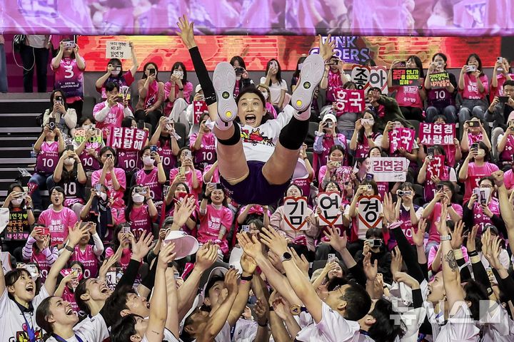 [인천=뉴시스] 정병혁 기자 = 8일 인천 부평구 삼산월드체육관에서 열린 2024-2025 V-리그 여자부 챔피언결정전(5전 3선승제) 5차전 흥국생명 핑크스파이더스와 정관장 레드스파크스의 경기에서 승리해 통합 우승을 차지한 흥국생명 김연경이 동료들로 부터 헹가래를 받고 있다. 2025.04.08. jhope@newsis.com