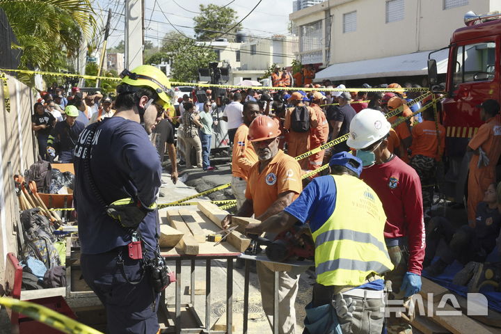 [산토도밍고=AP/뉴시스] 8일(현지 시간) 도미니카공화국 산토도밍고의 나이트클럽 지붕 붕괴 현장에서 구조대가 생존자를 수색하고 있다. 현지 경찰은 이날 '제트세트' 나이트클럽에서 가수의 공연 도중 지붕이 무너져 공연 관람 중이던 현직 주지사 포함 최소 44명이 숨지고 100여 명이 다쳤다고 밝혔다. 2025.04.09.