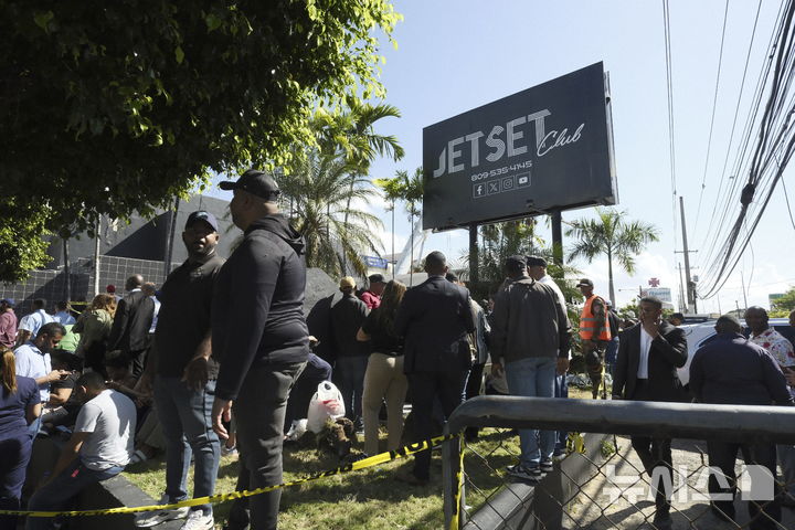 [산토도밍고=AP/뉴시스] 8일(현지 시간) 도미니카공화국 산토도밍고의 나이트클럽 지붕 붕괴 현장 인근에 사람들이 모여 있다. 현지 경찰은 이날 '제트세트' 나이트클럽에서 가수의 공연 도중 지붕이 무너져 공연 관람 중이던 현직 주지사 포함 최소 44명이 숨지고 100여 명이 다쳤다고 밝혔다. 2025.04.09.
