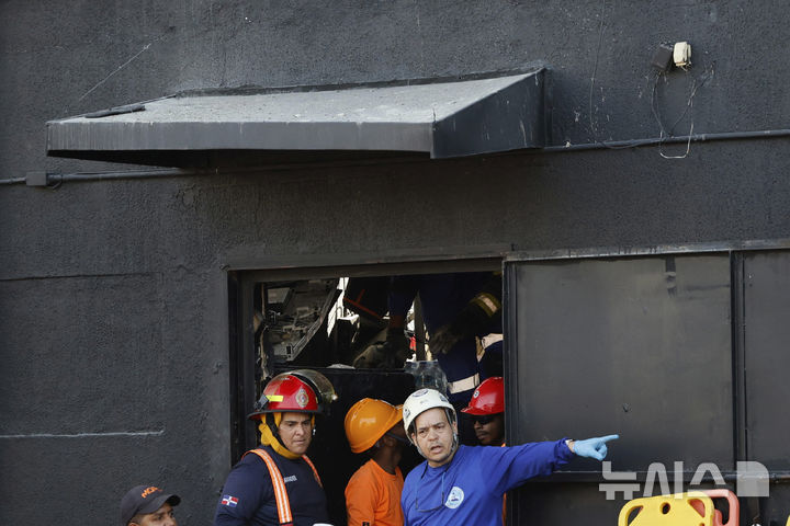 [산토도밍고=AP/뉴시스] 8일(현지 시간) 도미니카공화국 산토도밍고의 나이트클럽 지붕 붕괴 현장에서 구조대가 생존자를 수색하고 있다. 현지 경찰은 이날 '제트세트' 나이트클럽에서 가수의 공연 도중 지붕이 무너져 공연 관람 중이던 현직 주지사 포함 최소 44명이 숨지고 100여 명이 다쳤다고 밝혔다. 2025.04.09.