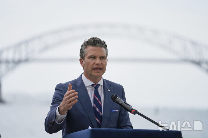 [웨스트파나마=AP/뉴시스]피트 헤그세스 미국 국방장관이 8일(현지 시간) 웨스트파나마 로드먼 항구에서 연설하고 있다. 2025.04.09.