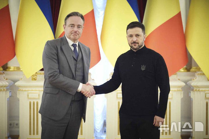 [키이우=AP/뉴시스] 유럽연합(EU)이 벨기에 반대로 유럽 내 러시아 동결 자산 최대 1400억 유로(233조4000억여원)를 우크라이나에 대출하는 방안에 합의하지 못했다. 사진은 볼로디미르 젤렌스키(오른쪽) 대통령과 바르트 더 베버르 벨기에 총리가 4월8일(현지 시간) 키이우에서 정상회담을 하는 모습. 2025.10.24.