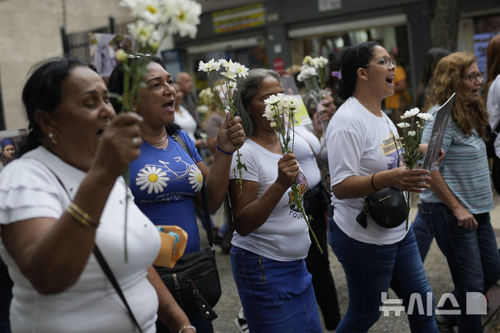 [카라카스=AP/뉴시스] 사진은 지난달 8일 베네수엘라 카라카스에서 정치범들의 가족과 어머니들이 니콜라스 마두로 대통령에게 전달할 서한을 들고 대통령궁으로 행진하며 구호를 외치고 있는 모습. 2025.05.28.