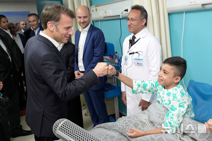 [엘아리시=AP/뉴시스] 에마뉘엘 마크롱 프랑스 대통령은 9일(현지 시간) 프랑스가 팔레스타인을 국가로 인정할 방침을 밝혔다.이집트 대통령실이 제공한 사진에 8일 마뉘엘 마크롱 프랑스 대통령이 이집트 시나이반도 북부, 가자지구 접경에서 약 50㎞ 떨어진 엘아리시 병원 내 팔레스타인 환자 병동을 방문해 치료 중인 팔레스타인 소년과 주먹 인사를 나누고 있다. 2025.04.09.