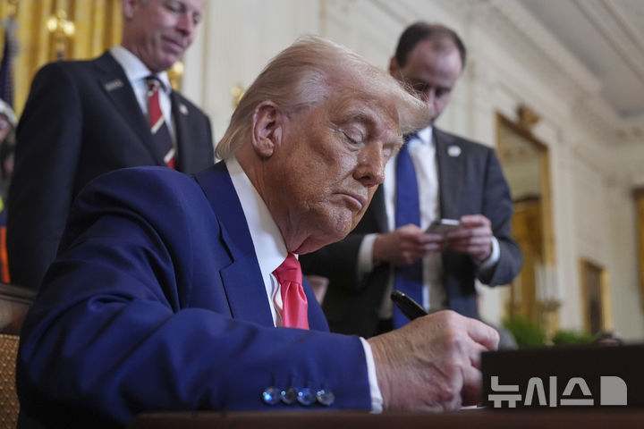 [워싱턴=AP/뉴시스]도널드 트럼프 미국 대통령이 8일(현지 시간) 백악관 이스트룸에서 에너지 생산 확대를 위한 행정명령에 서명하고 있다. 2025.04.09.