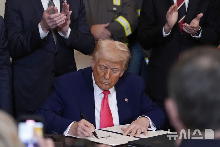 [워싱턴=AP/뉴시스] 도널드 트럼프 미국 대통령은 9일(현지 시간) 주한미군 등 해외 주둔 미군 감축 문제가 방위비 분담금과 연계될 수 있음을 시사하면서 방위비 분담금 문제를 무역 협상과 패키지로 논의하겠다는 취지로 발언했다. 사진은 트럼프 대통령이 전날 백악관 이스트룸에서 석탄 산업 활성화 행정명령에 서명하는 모습. 2025.04.10. 