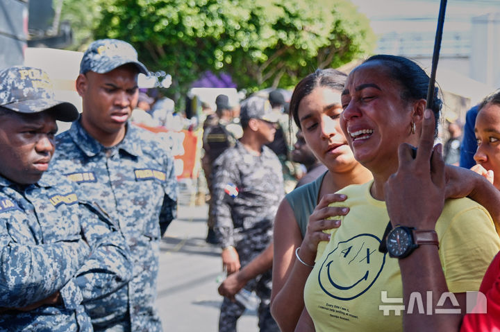 [산토도밍고=AP/뉴시스] 8일(현지 시간) 도미니카공화국 산토도밍고의 나이트클럽 지붕 붕괴 현장에서 실종자 가족이 눈물을 흘리고 있다. 현지 경찰은 이날 '제트세트' 나이트클럽에서 가수의 공연 도중 지붕이 무너져 공연 관람 중이던 현직 주지사 포함 최소 44명이 숨지고 100여 명이 다쳤다고 밝혔다. 2025.04.09.