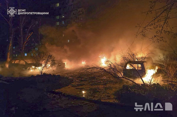 [드니프로=AP/뉴시스] 지난 4월9일(현지 시간) 우크라이나 중부 드니프로에서 러시아의 공격 후 차량 등이 불에 타고 있다. 2025.06.10. 