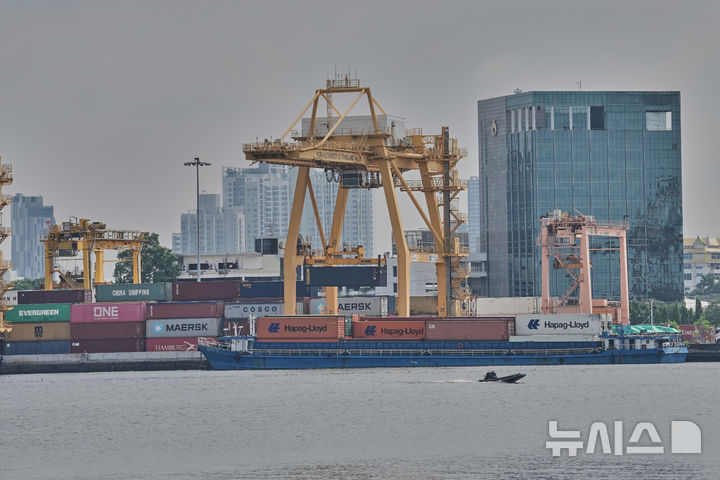 [방콕=AP/뉴시스] 피차이 춘하와치라 태국 부총리 겸 재무부 장관은 미국의 상호관세 시행 기한에 직면해 협상을 위해 직접 미국으로 향했다. 사진은 지난 4월 태국 방콕 항구에서 크레일이 컨테이너를 옮기고 있는 모습. 2025.07.01.